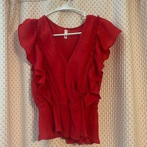 Cute red top! The brand is “glam” and it is a size small